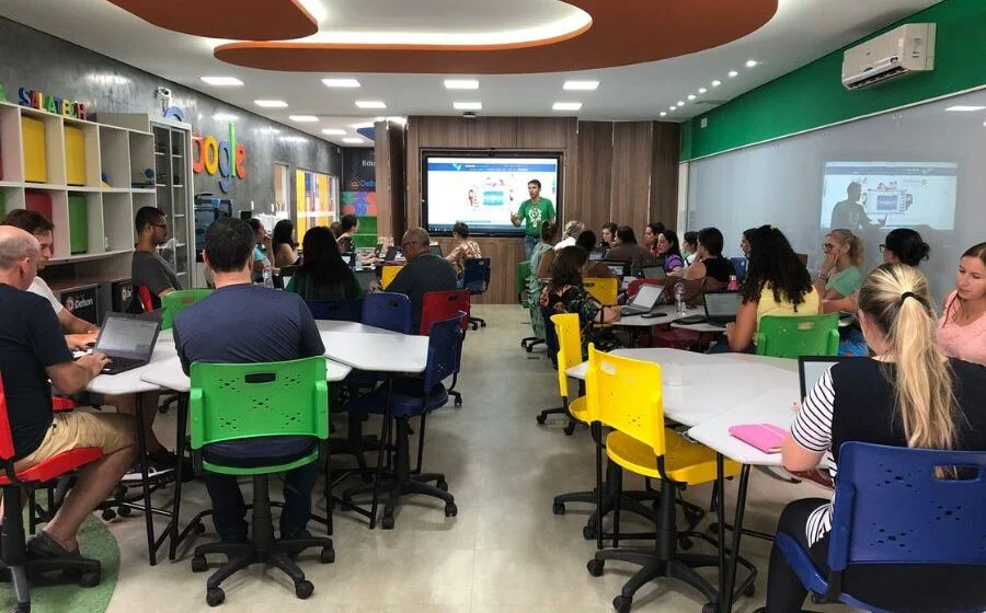 Com aulas iniciando na próxima semana, professores do Colégio Dehon passam por capacitação em tecnologia Com aulas iniciando na próxima semana, professores do Colégio Dehon passam por capacitação em tecnologia