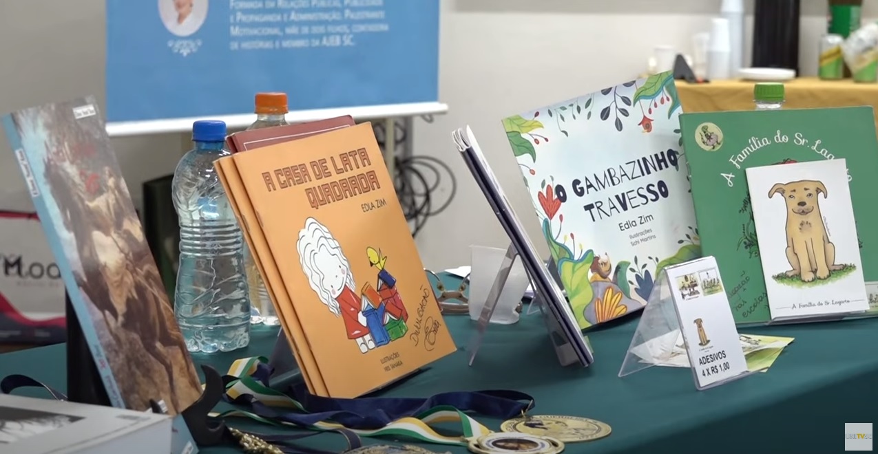 Alunos do Colégio Dehon participam de Café Literário Alunos do Colégio Dehon participam de Café Literário