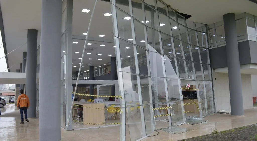 Após ventos, estrutura do Centro de Inovação será reparada Após ventos, estrutura do Centro de Inovação será reparada